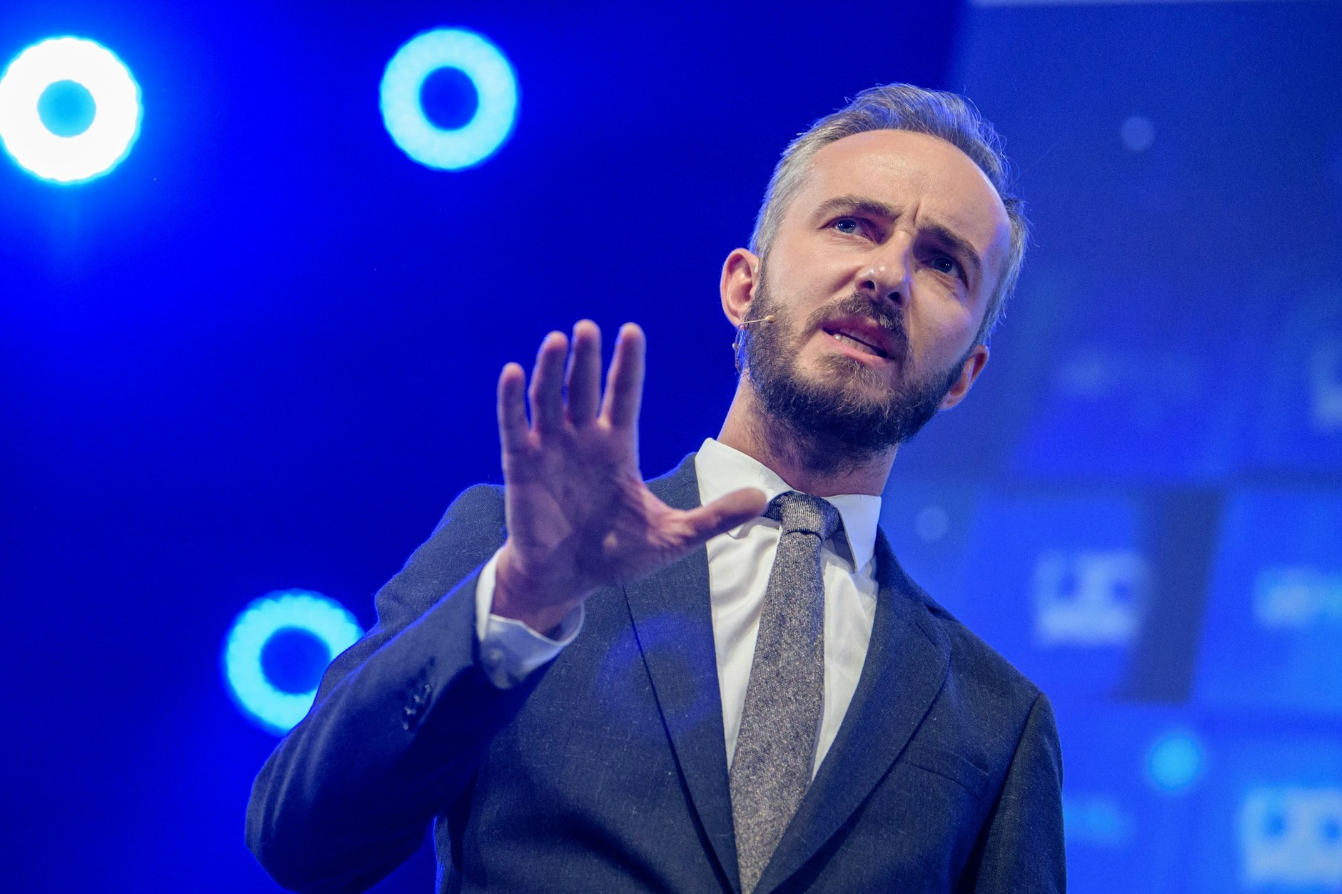 Jan Böhmermann, hier auf der Bühne eines Unternehmensgründer- und Investorentreffens