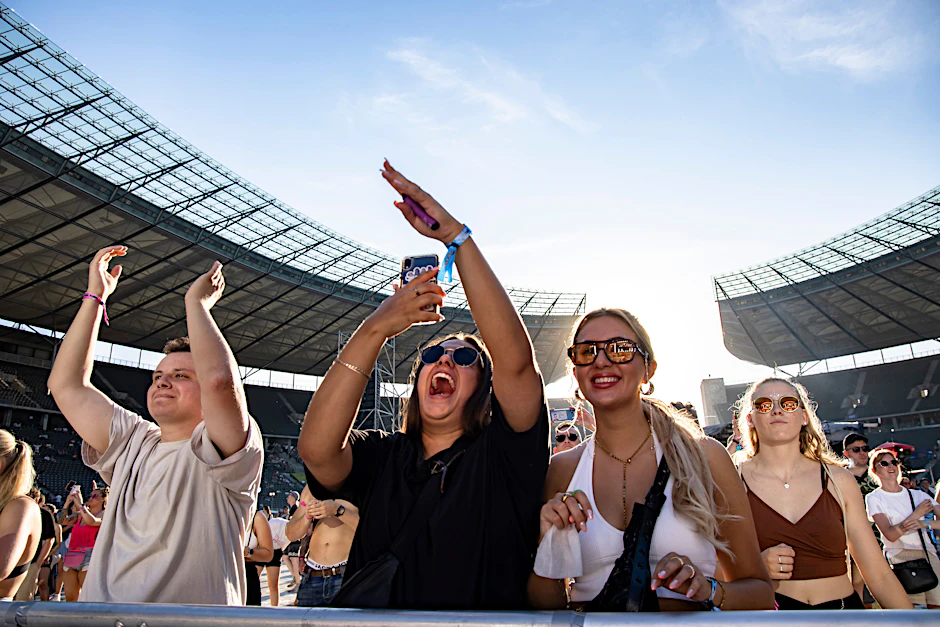 Fantastische Stimmung im Olympiastadion: begeisterte Fans auf dem Lollapalooza Berlin 2023