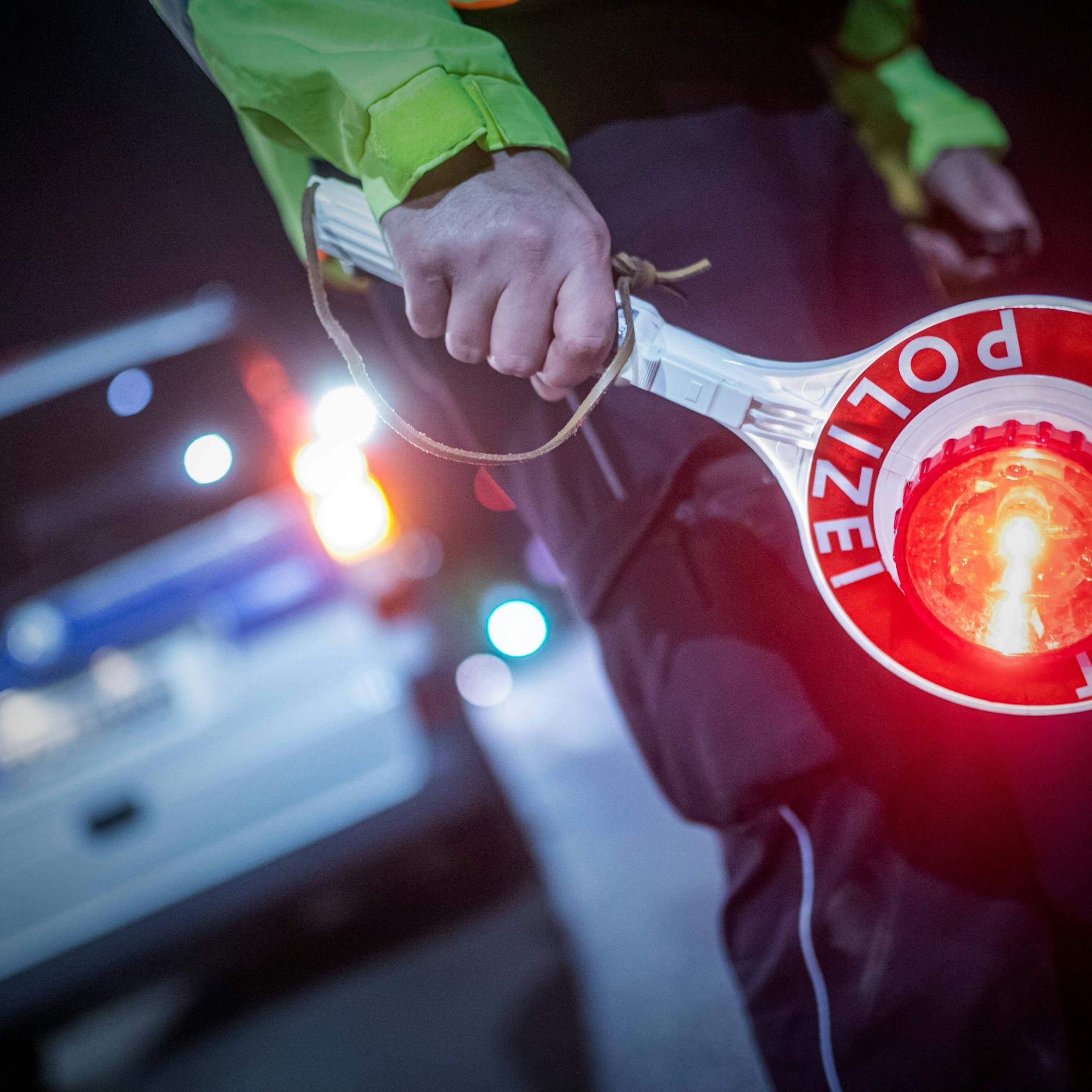 Stapelweise Scheine im Kofferraum – mysteriöse Geldfahrt auf der B1