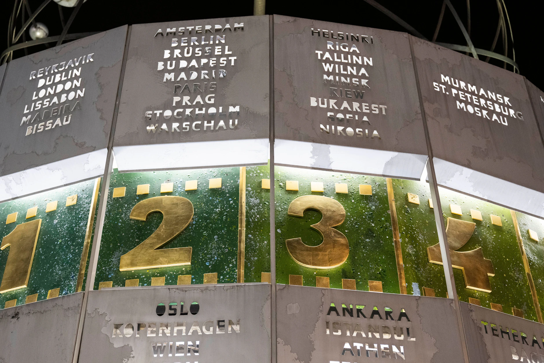 Der Stundenring an der Weltzeituhr: Ihn kann man nicht so einfach verstellen, wenn am Sonntag um 2 Uhr die Uhren in Deutschland vorgestellt werden.