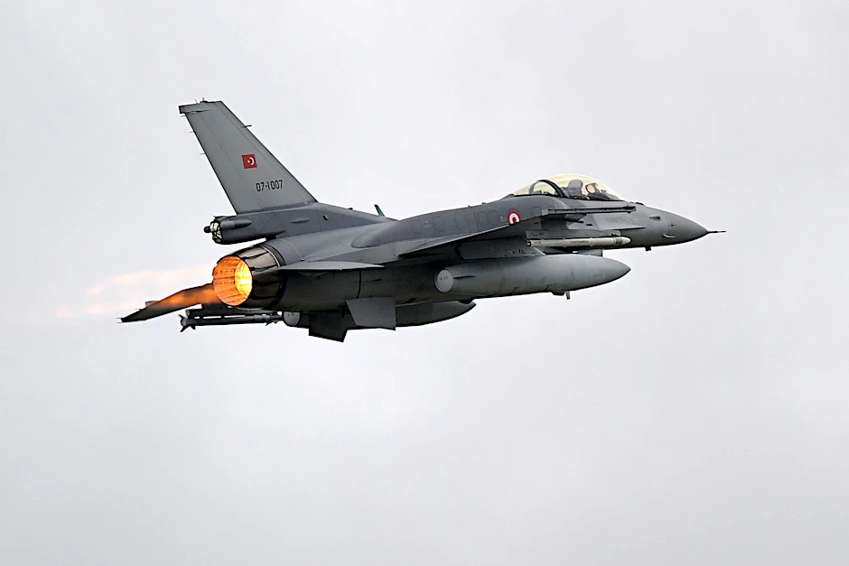 Ein Kampfflugzeug der türkischen Luftwaffe vom Typ F-16