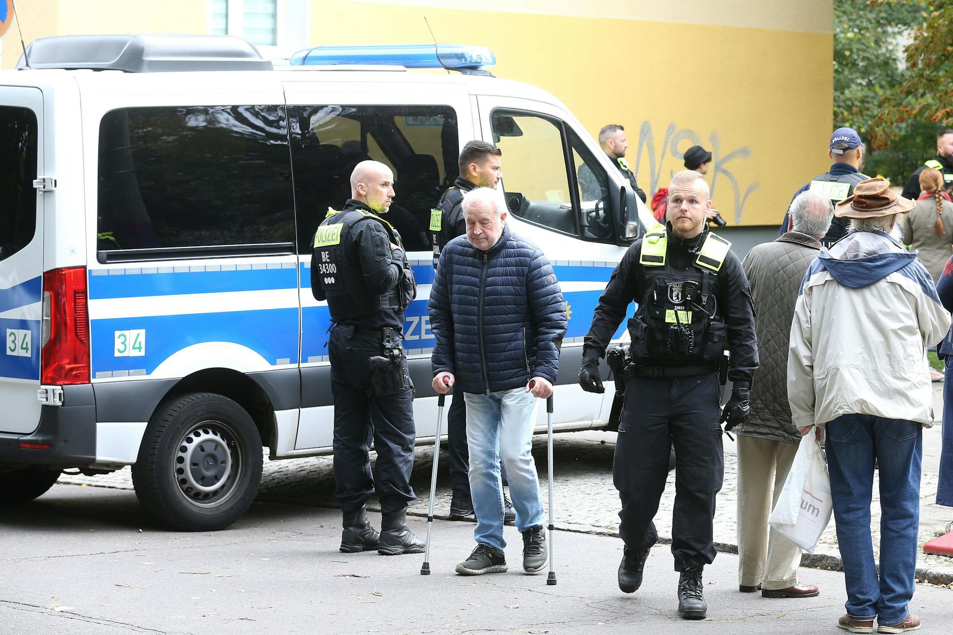 Schon einmal musste die Polizei in den Pankower Innenhöfen anrücken. Bürger protestierten damals gegen nicht genehmigte Baumfällungen.