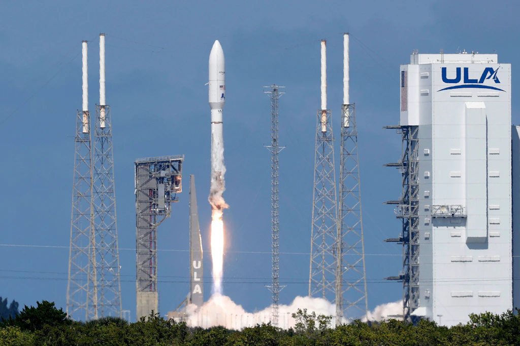 Eine Rakete bringt Satelliten für Amazons Kuiper-Projekt ins All. Mit dem Netzwerk will der Konzern von Jeff Bezos in Afrika künftig Starlink von Elon Musk Konkurrenz machen.