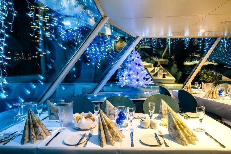 Stimmungsvolle Lichter an Bord und leckere 2-Gang-Menüs sorgen für eine besondere Atmosphäre bei der Schiffstour „Winterliche City Tour“.