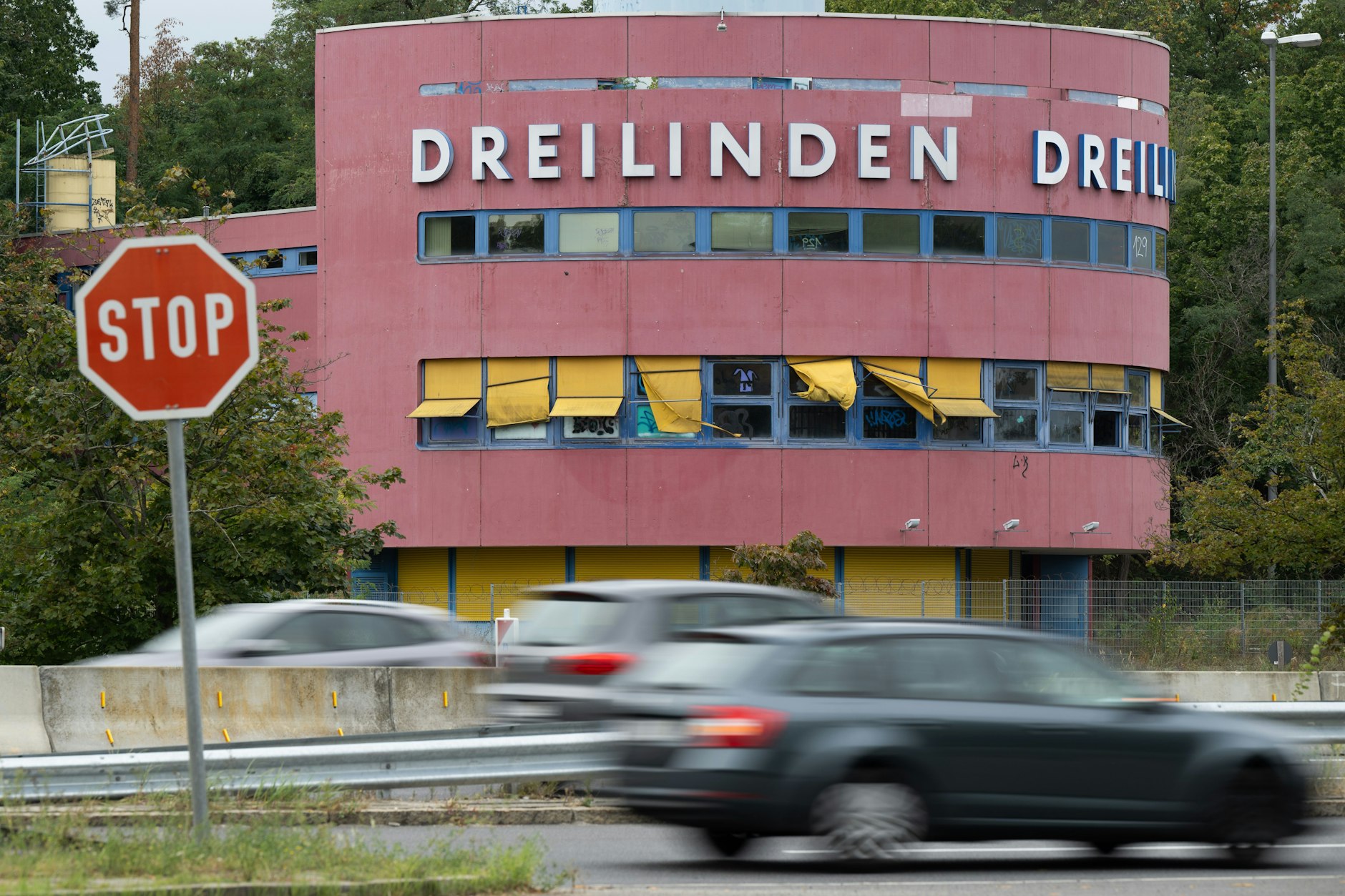 Autos fahren auf der A115 an dem Gebäude der ehemaligen Raststätte Dreilinden vorbei.Auch auf der A115 gibt es ab Montag neue Sperrungen.