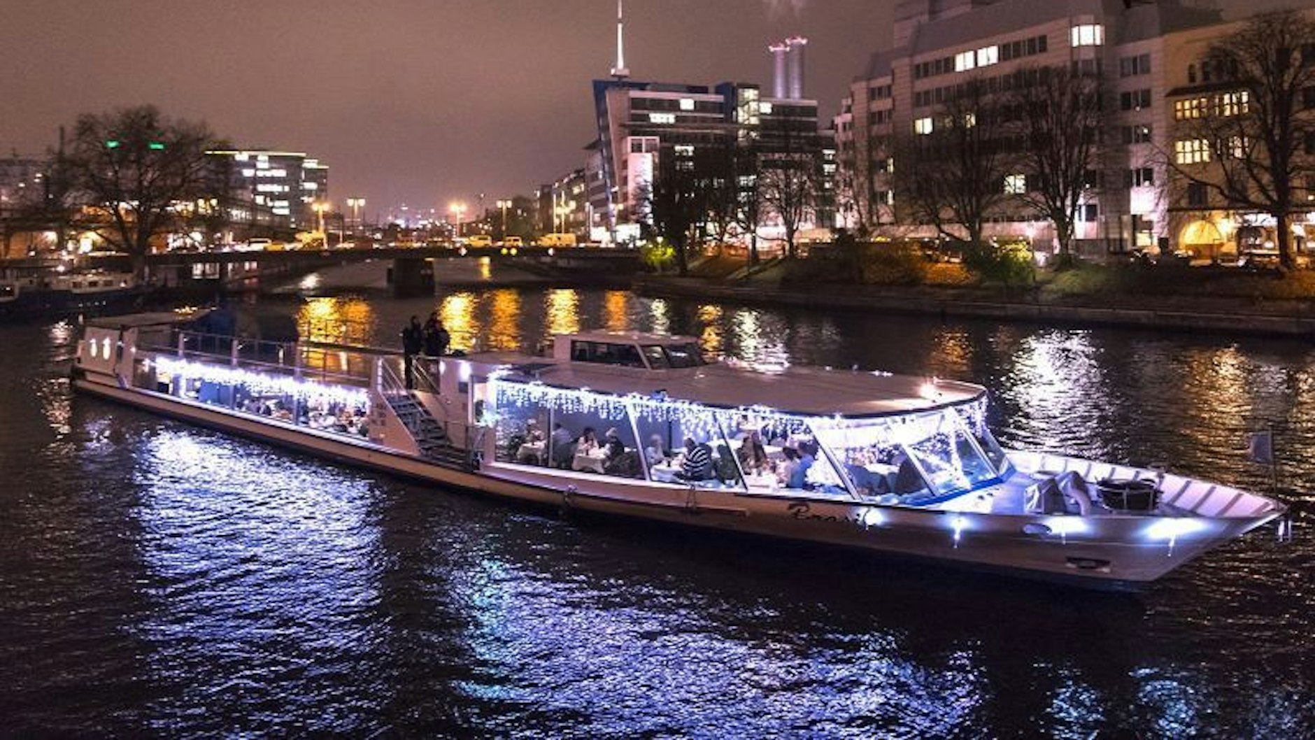 Die Mitte von Berlin zur Adventszeit vom Wasser aus erleben.