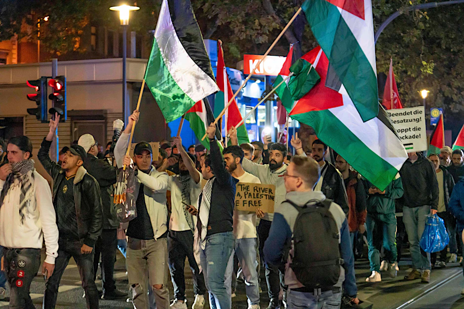 Hamas-Anhänger demonstrieren nach dem jüngsten Angriff der Terrororganisation auf Israel in Duisburg-Hochfeld