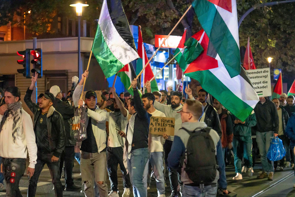Hamas-Anhänger demonstrieren nach dem jüngsten Angriff der Terrororganisation auf Israel in Duisburg-Hochfeld