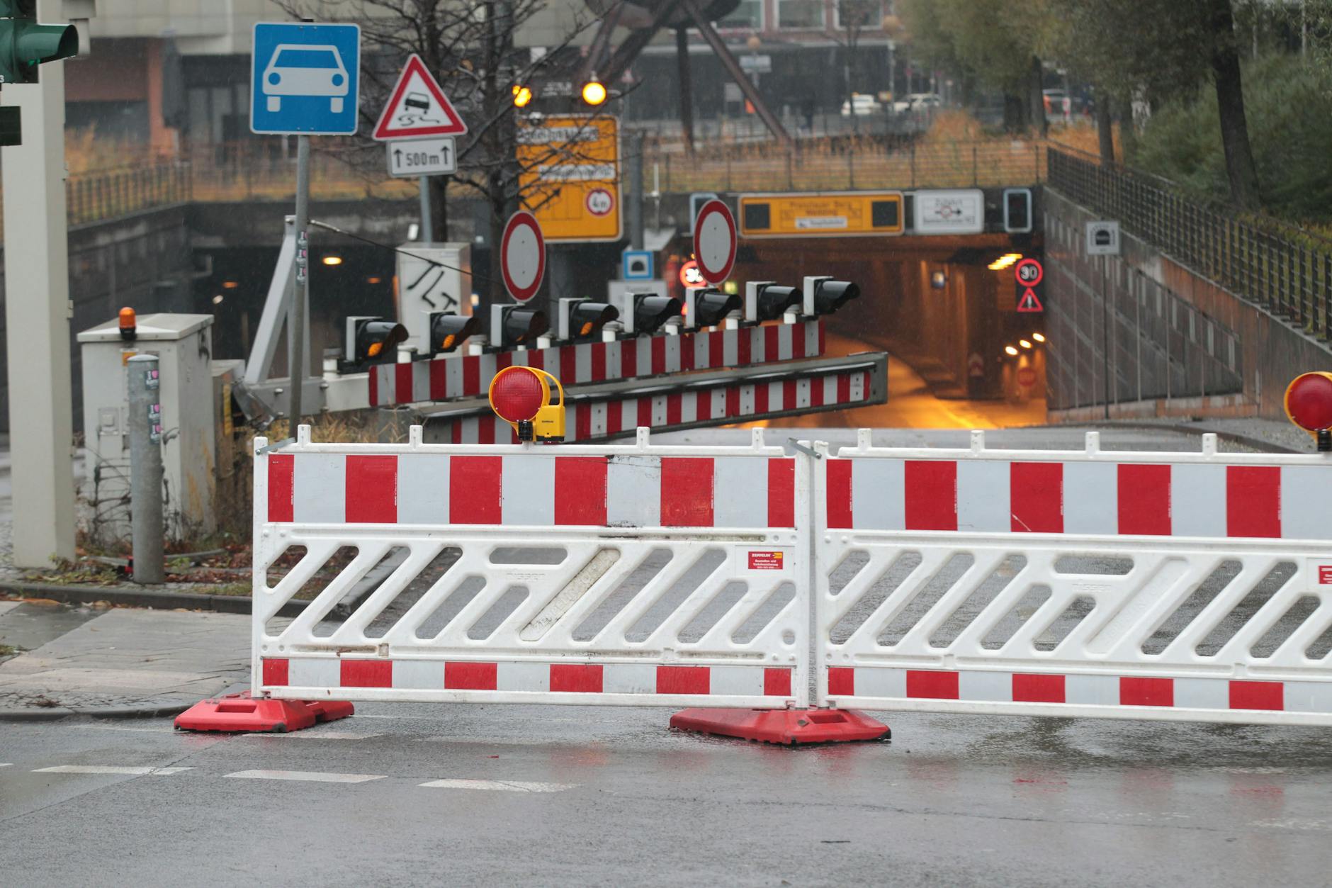 Aus Sicherheitsgründen ist der Tiergartentunnel bis 13.45 Uhr gesperrt.