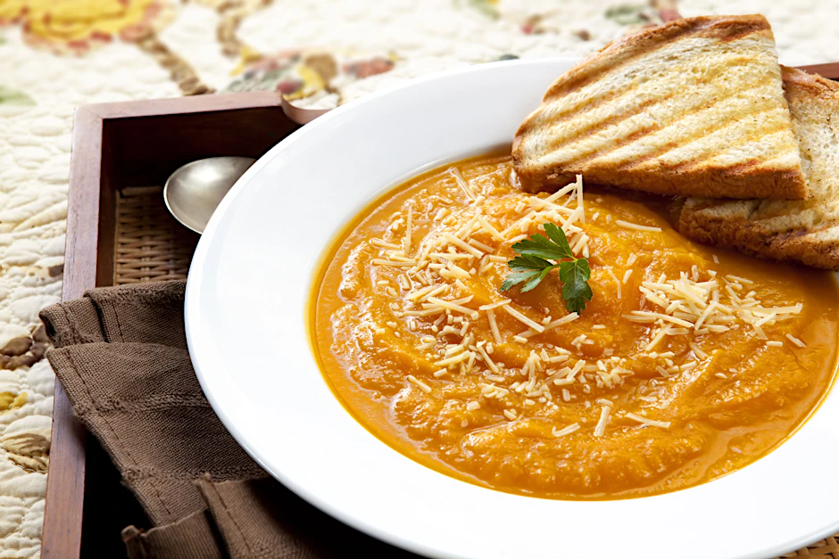 Möchte man da nicht gleich den Löffel eintauchen und die köstliche Kürbissuppe genießen?