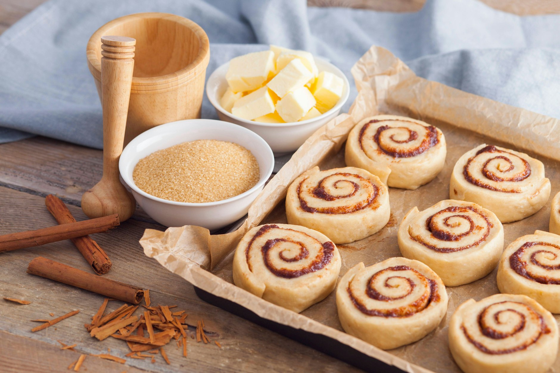 Zimtschnecken sind ganz leicht zu backen. Man braucht nur etwas Zeit, weil der Hefeteig gehen muss. Auch die Teiglinge auf dem Blech sollen vor dem Backen ruhen.