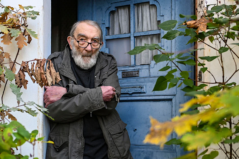 Manfred Moslehner vor seinem Haus, anderthalb Jahre vor seinem Tod