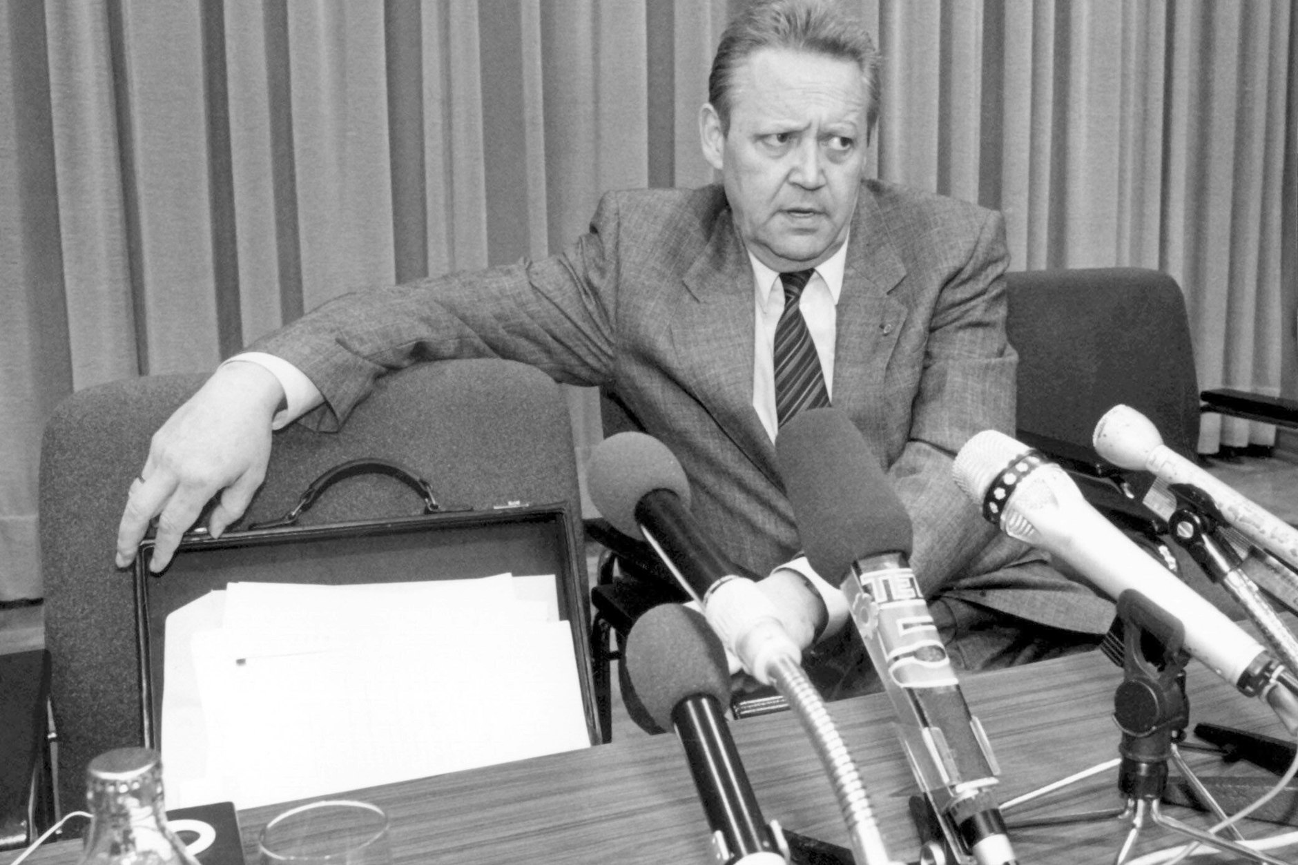 Günter Schabowski bei der Pressekonferenz in Ost-Berlin am 9. November 1989. Über die neue Reiseregelung, die er verlesen soll, ist er so gut wie gar nicht informiert. Seine Aussagen führen zu einem ersten Zulauf auf die Grenzübergänge.