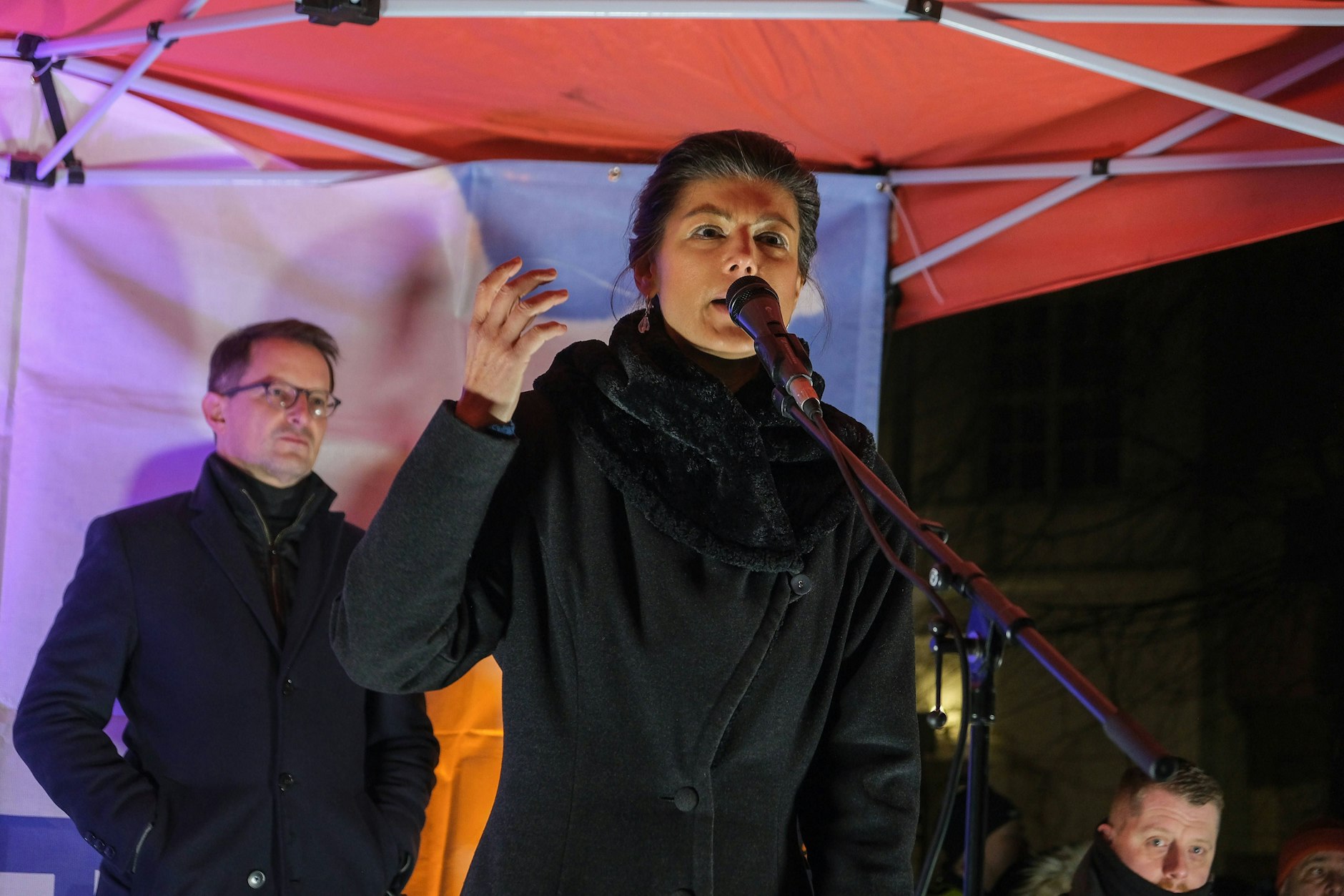 Der Mann hinter Sahra Wagenknecht hier ist Alexander King.