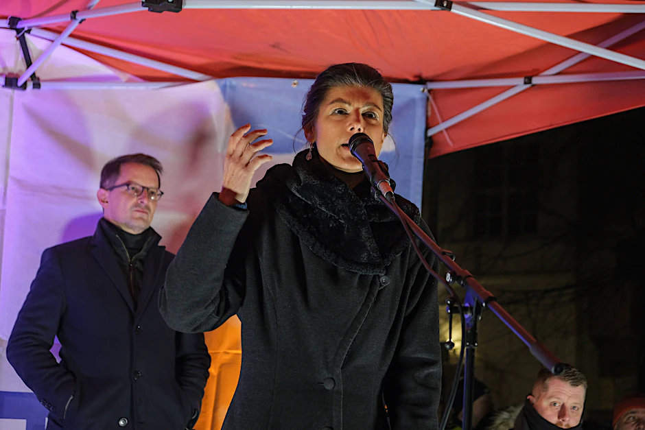 Der Mann hinter Sahra Wagenknecht hier ist Alexander King.