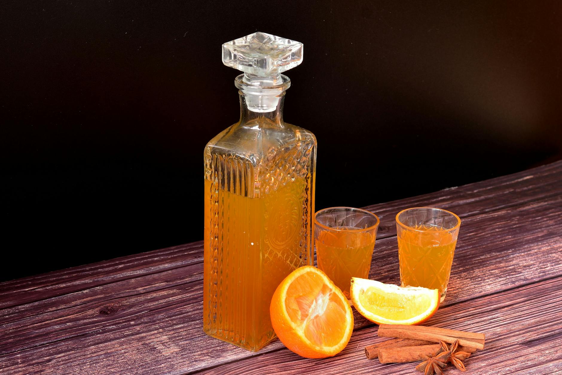 Orangenlikör kann man leicht selbst ansetzen. In eine hübsche Flasche gefüllt, ist der Likör ein schönes, persönliches Geschenk.