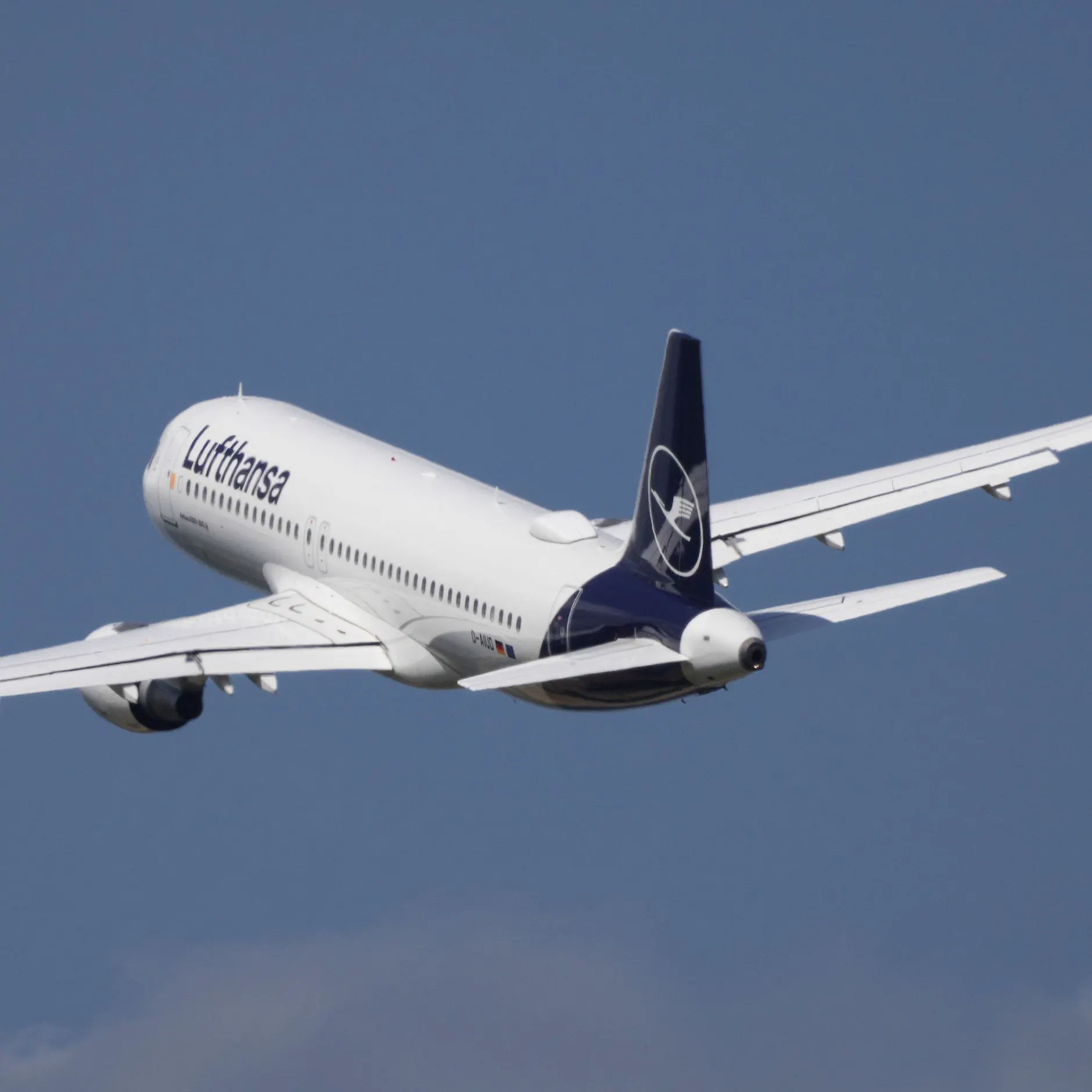 Ministerin stellt Urlauber auf höhere Flugpreise ein