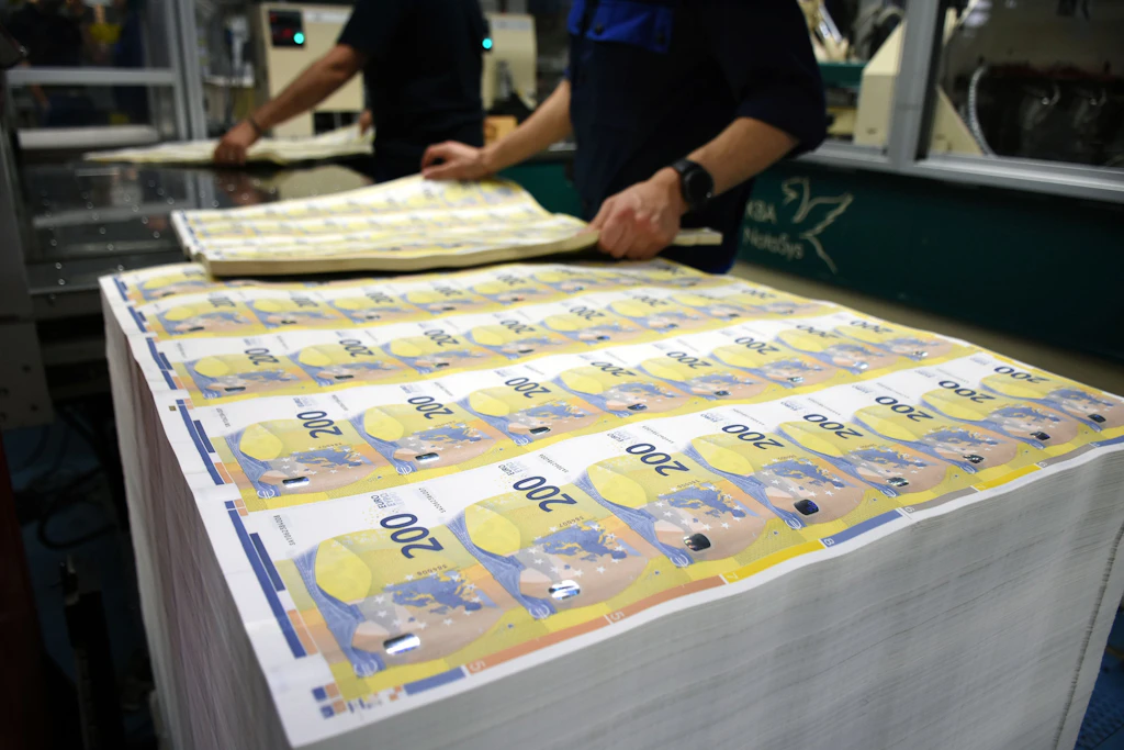 Arbeiter sortieren Druckbögen bei der Produktion neuer 200-Euro-Banknoten in der Druckerei des Guido-Carli-Zentrums der italienischen Zentralbank (Banca d’Italia).