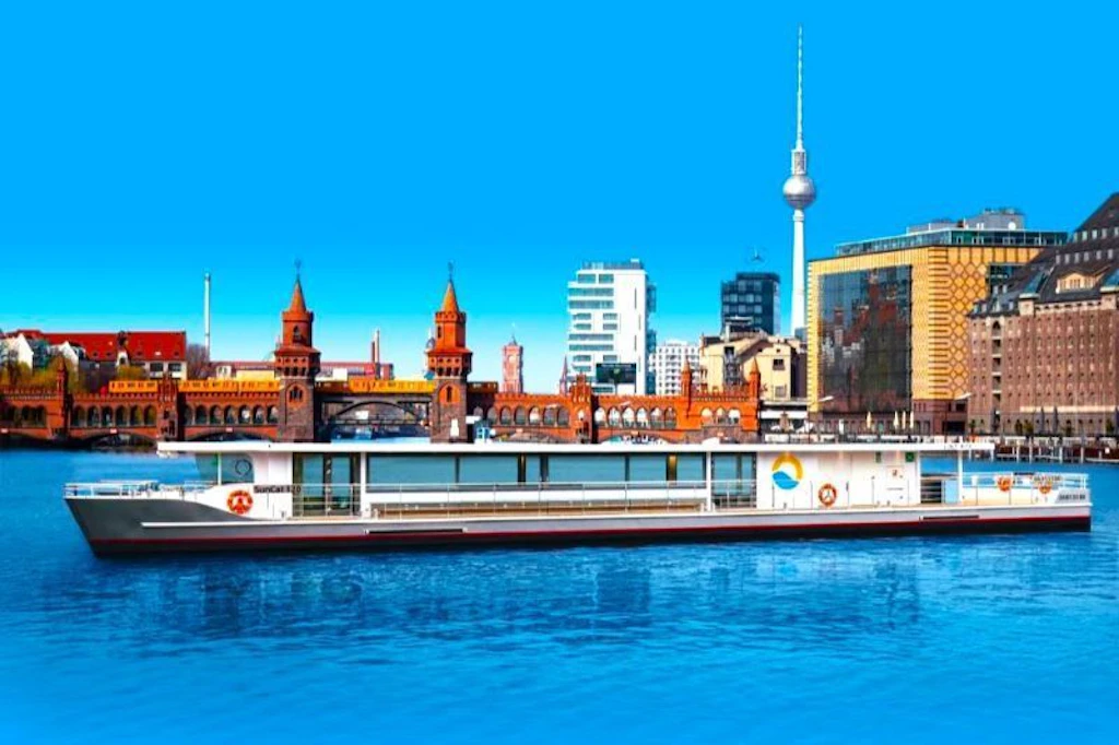 Der größere und moderne Solarkatamaran „Hermine“ mit Sonnendeck.&nbsp;