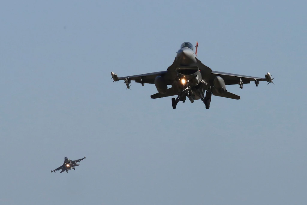 Polnische F-16-Kampfjets bei einem früheren Einsatz. Nach einer Luftraumverletzung ließ Polen in der Nacht eine Maschine aufsteigen.