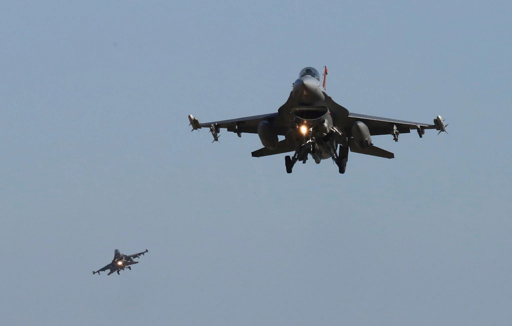Polen: F-16 jagt unbekanntes Flugobjekt – Einschlag reißt Zehn-Meter-Krater