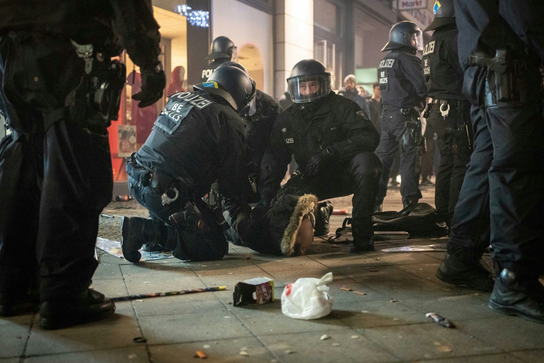 Silvester 2023/2024: Die Polizei nimmt in der Böllerverbotszone am Alexanderplatz einen Böller-Chaoten fest.