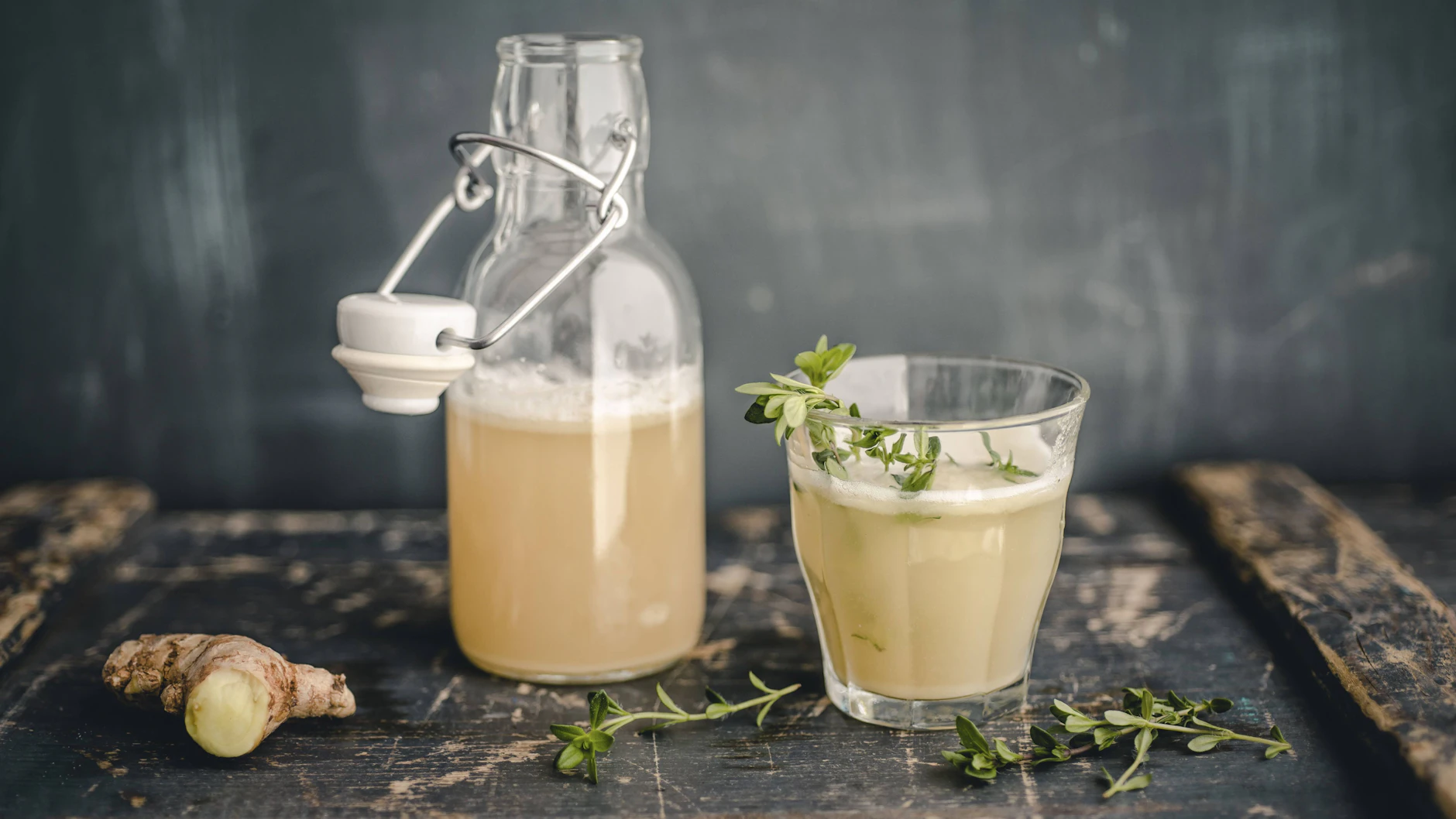 Switchel lässt sich auch in kleine Fläschchen abfüllen und unterwegs kalt trinken.