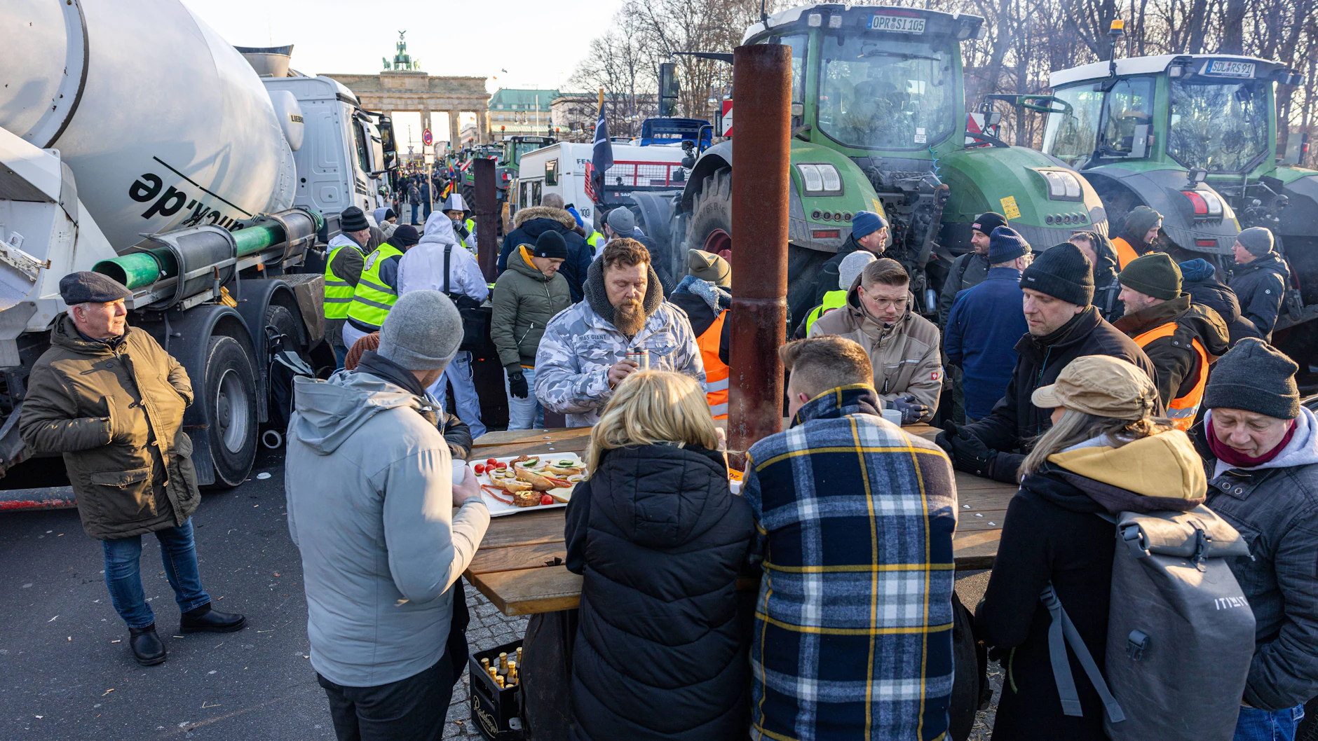 Auf der Straße des 17. Juni: Die Protest-Bauern essen und wärmen sie an einem mitgebrachten Heizungsfass.