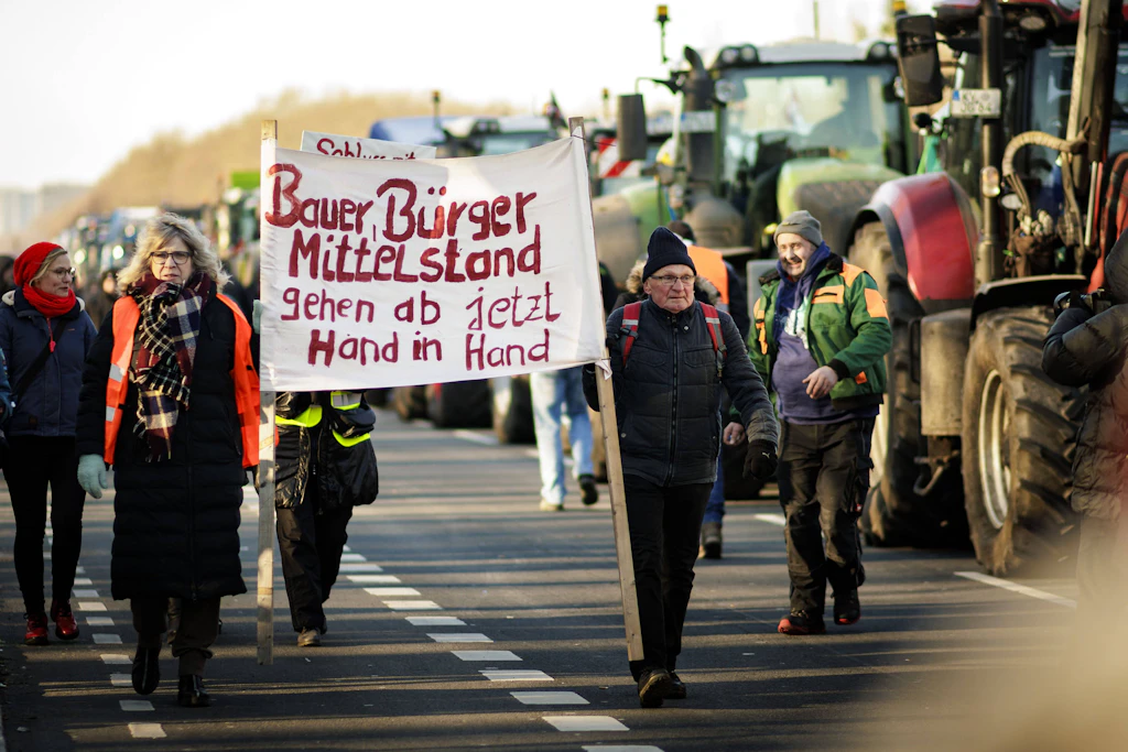 Traktoren-Demos: Scholz hält trotz Protesten an Kürzungen fest