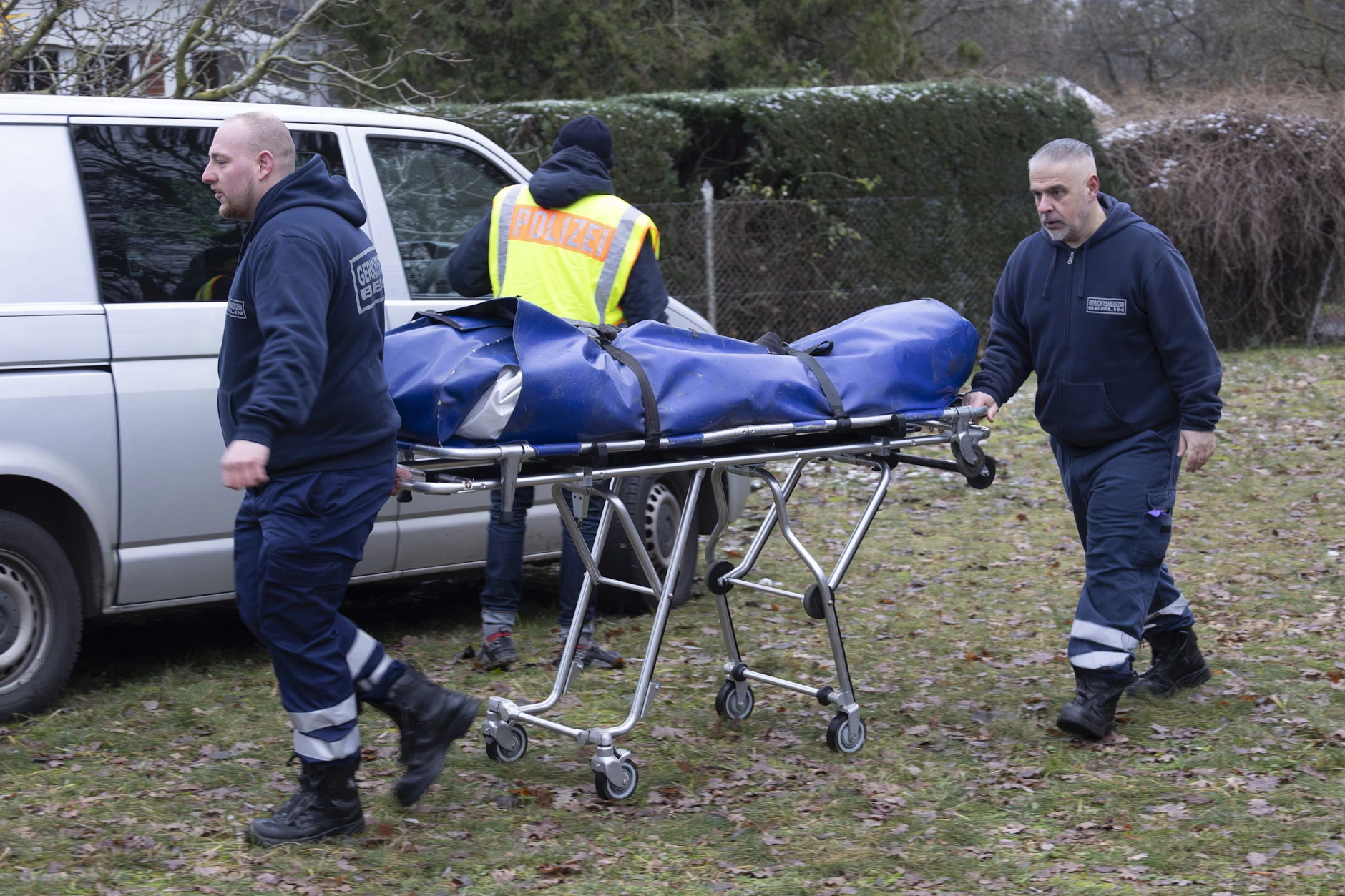 Mitarbeiter der Polizei transportieren die Leiche des Ukrainers ab.