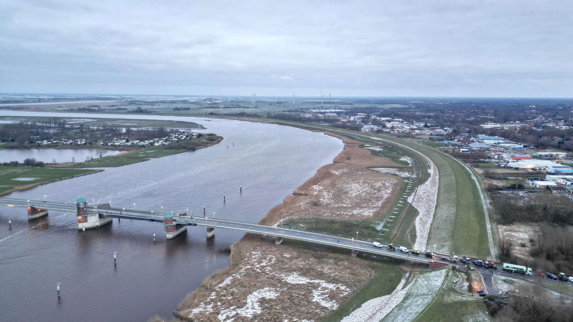 In Jemgum, Niedersachsen: Landwirte blockieren die Jann-Bergahus-Brücke in Ostfriesland.