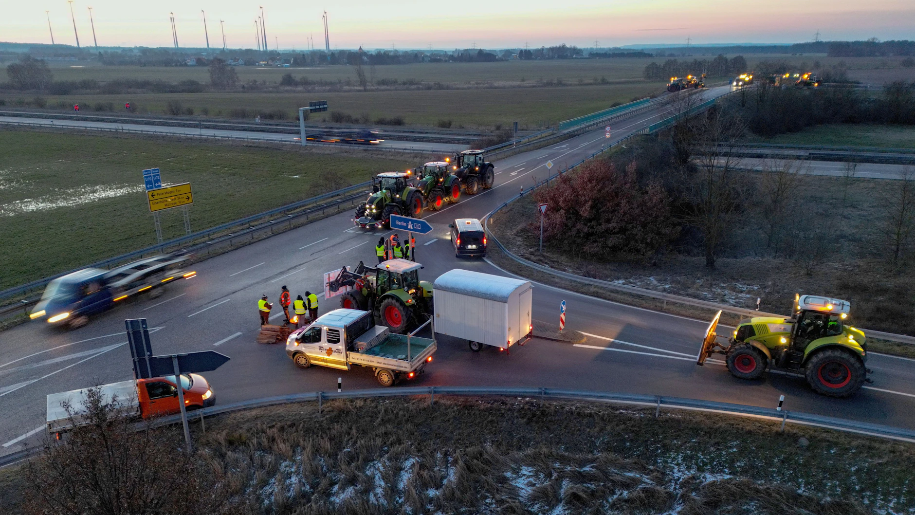 Landwirte mit ihren Traktoren blockieren am frühen Morgen in Jacobsdorf die Auffahrt auf die Autobahn A12 in Richtung Berlin.