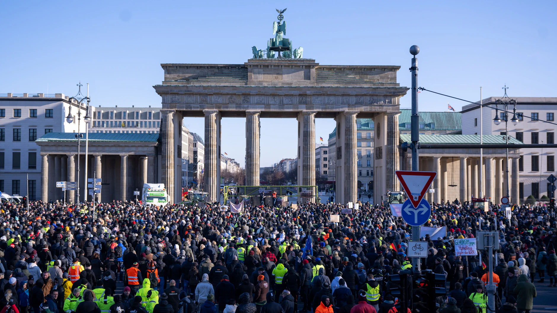 Menschenmassen vor dem Brandenburger Tor.