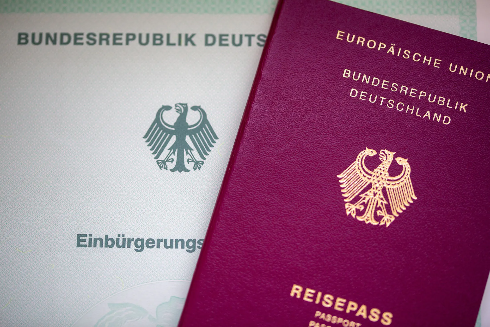 Eine Einbürgerungsurkunde der Bundesrepublik Deutschland und ein deutscher Reisepass.