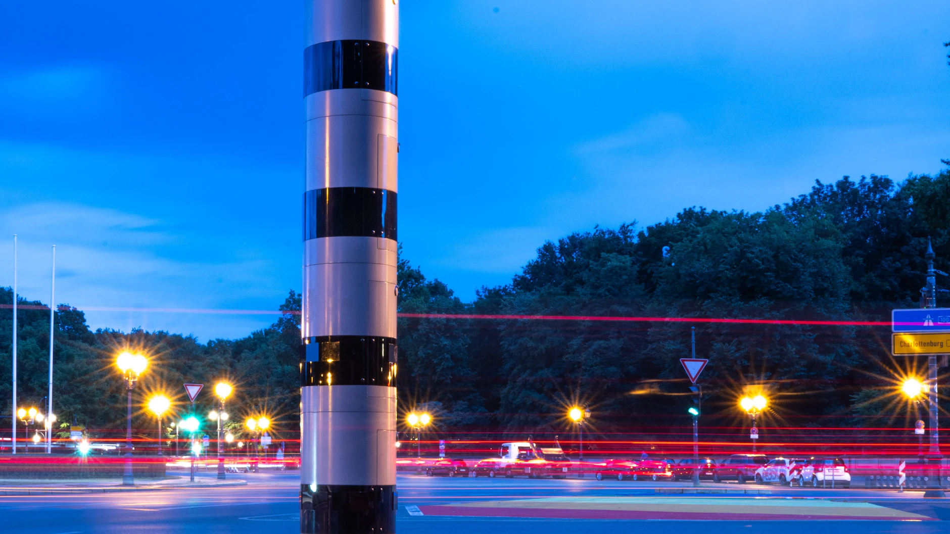 Eine Blitzersäule an der Siegessäule: In den kommenden Wochen werden in Berlin elf weitere Anlagen aufgestellt.