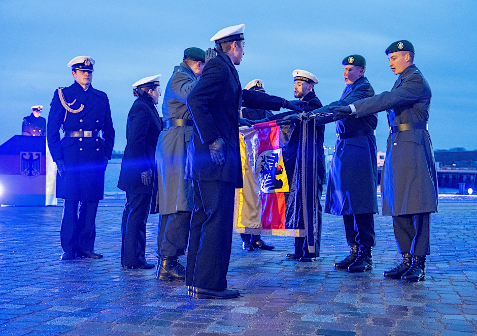 Bundeswehr-Rekruten während des feierlichen Gelöbnisses bei einer Vereidigungszeremonie im Hafen.