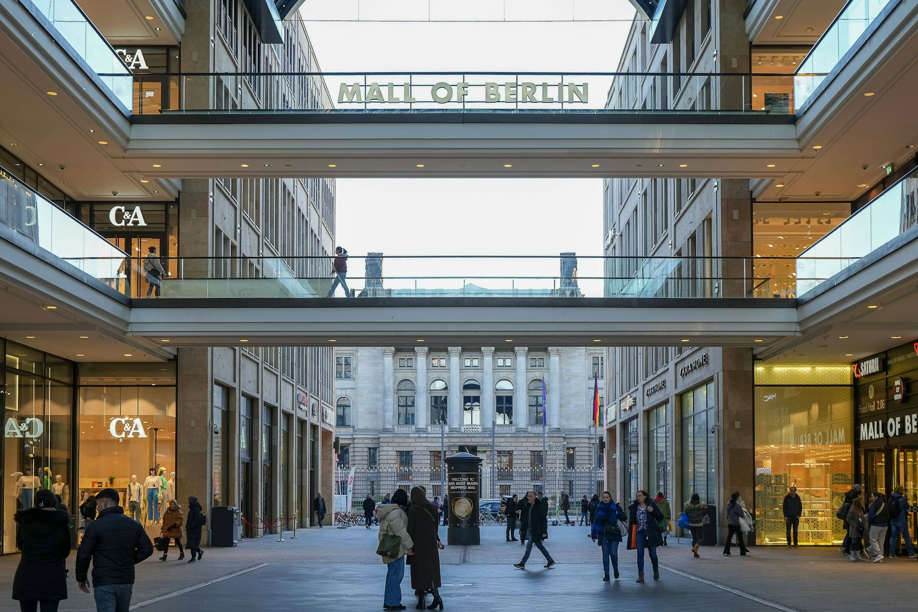 Fünf Personen versuchten, in ein Juweliergeschäft in der Mall of Berlin einzubrechen.