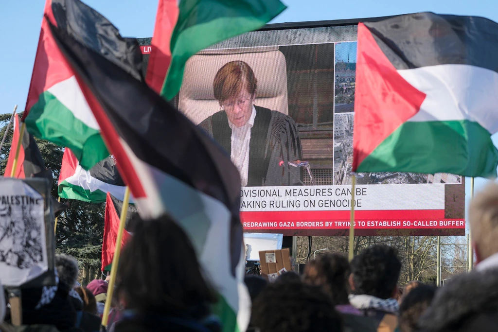 Pro-palästinensische Aktivisten haben das Urteil des internationalen Gerichtshofs erwartet. 