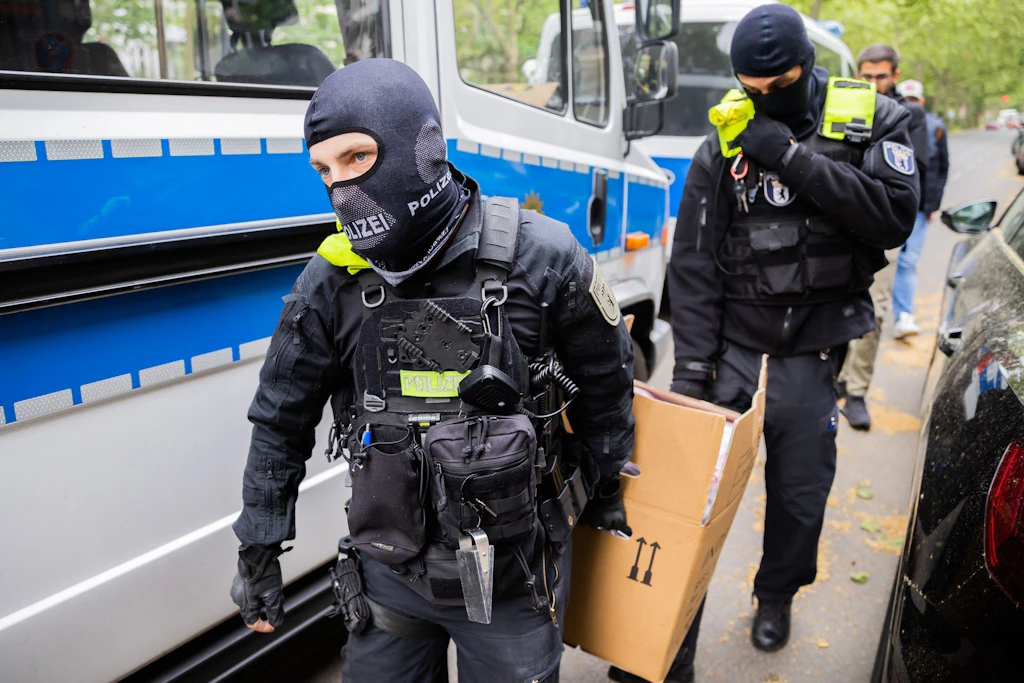 Im Frühjahr 2025 durchsuchte die Polizei eine Wohnung und Geschäftsräume der Dresdner Firma und beschlagnahmte auch Vermögenswerte (Symbolbild)