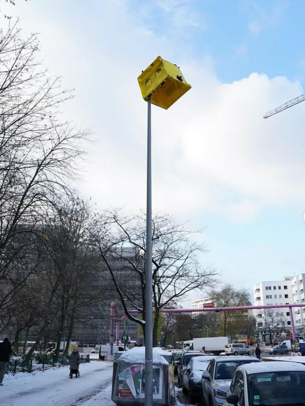 In der Kurfürstenstraße: Anfang Dezember sorgte die gelbe Tonne auf einer Laterne für Aufsehen.