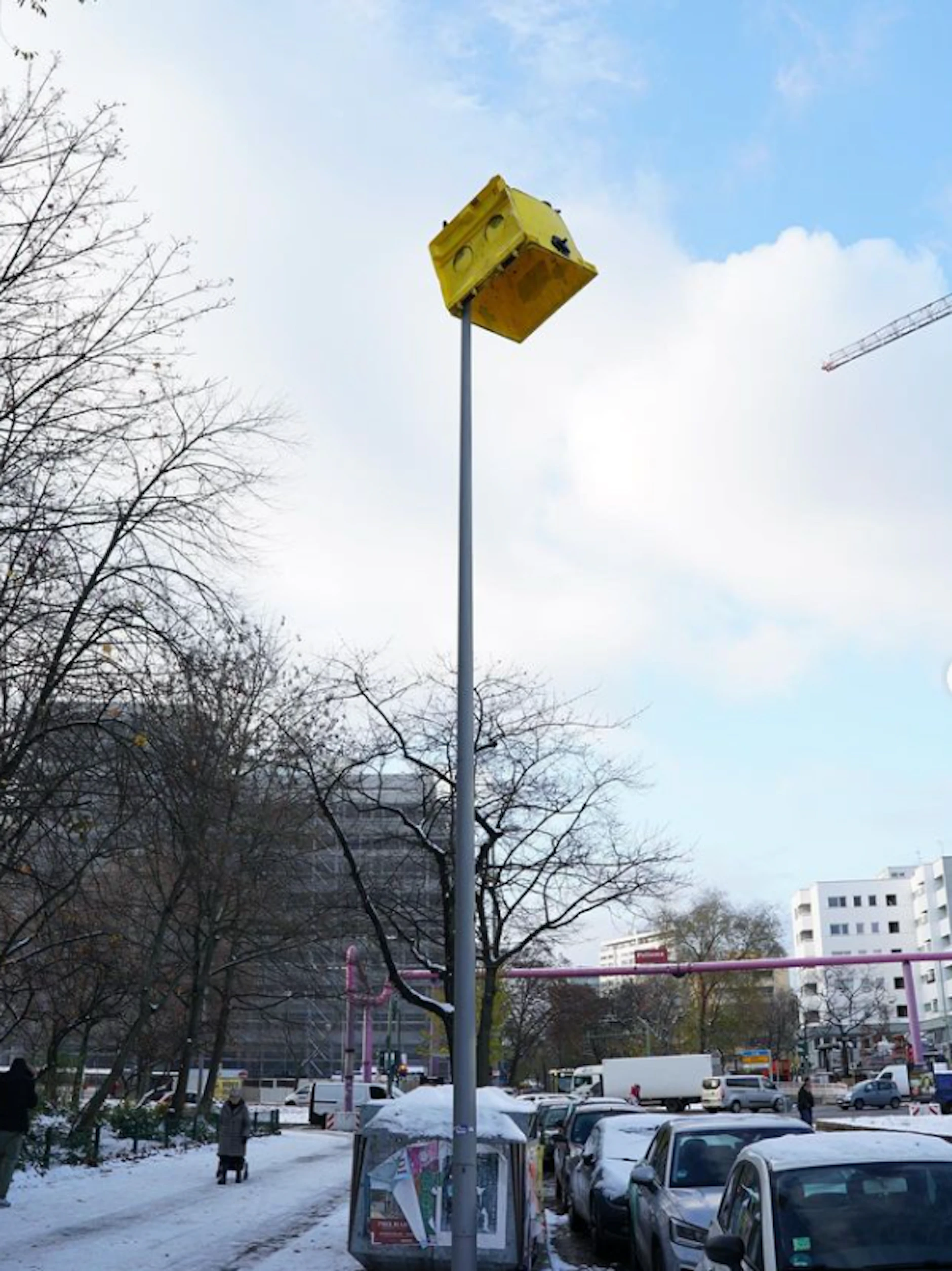 In der Kurfürstenstraße: Anfang Dezember sorgte die gelbe Tonne auf einer Laterne für Aufsehen.