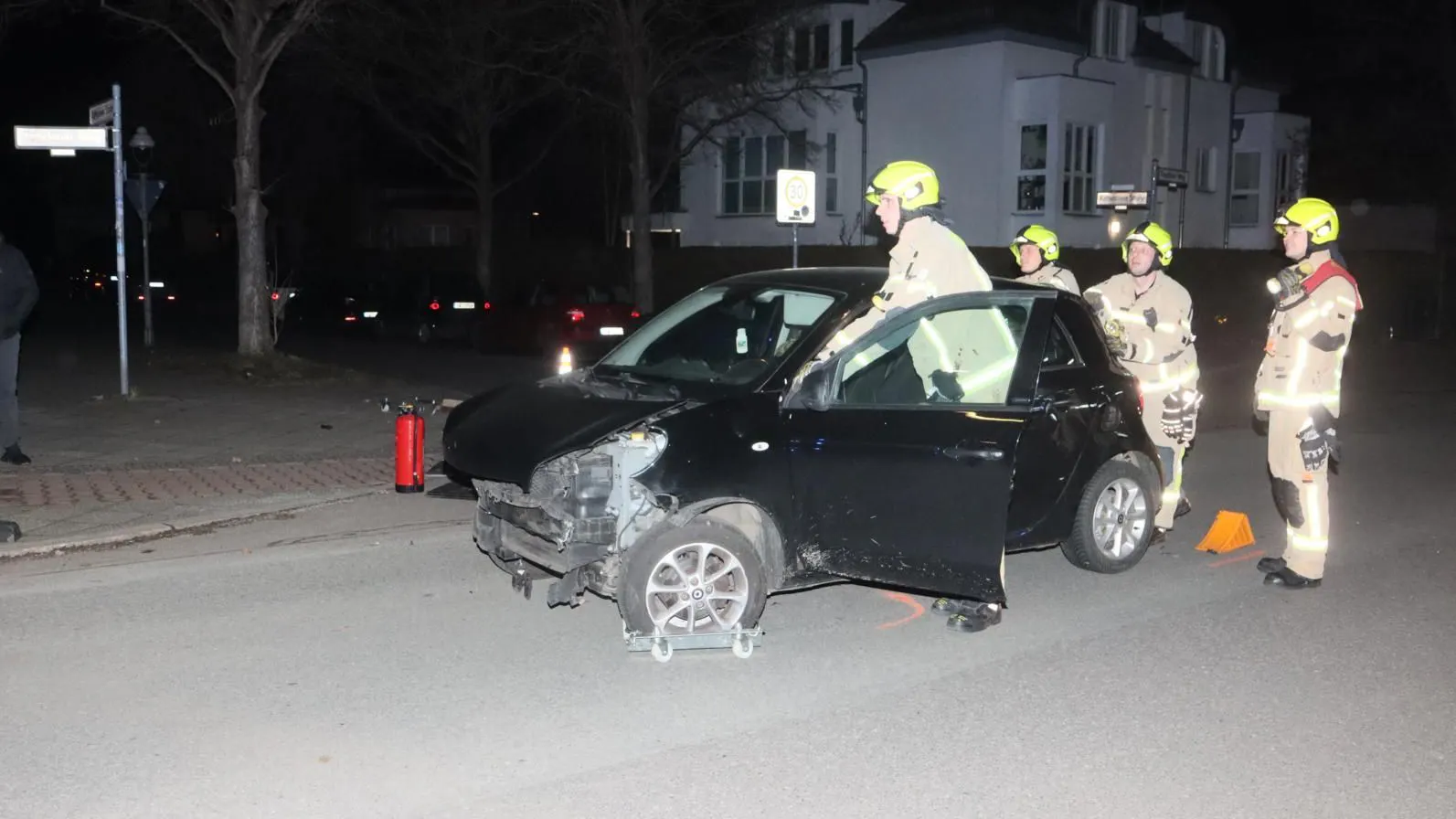 In Berlin-Lichtenrade krachte dieser Smart Forfour in einen VW Golf, der auf einer Kreuzung wenden wollte.