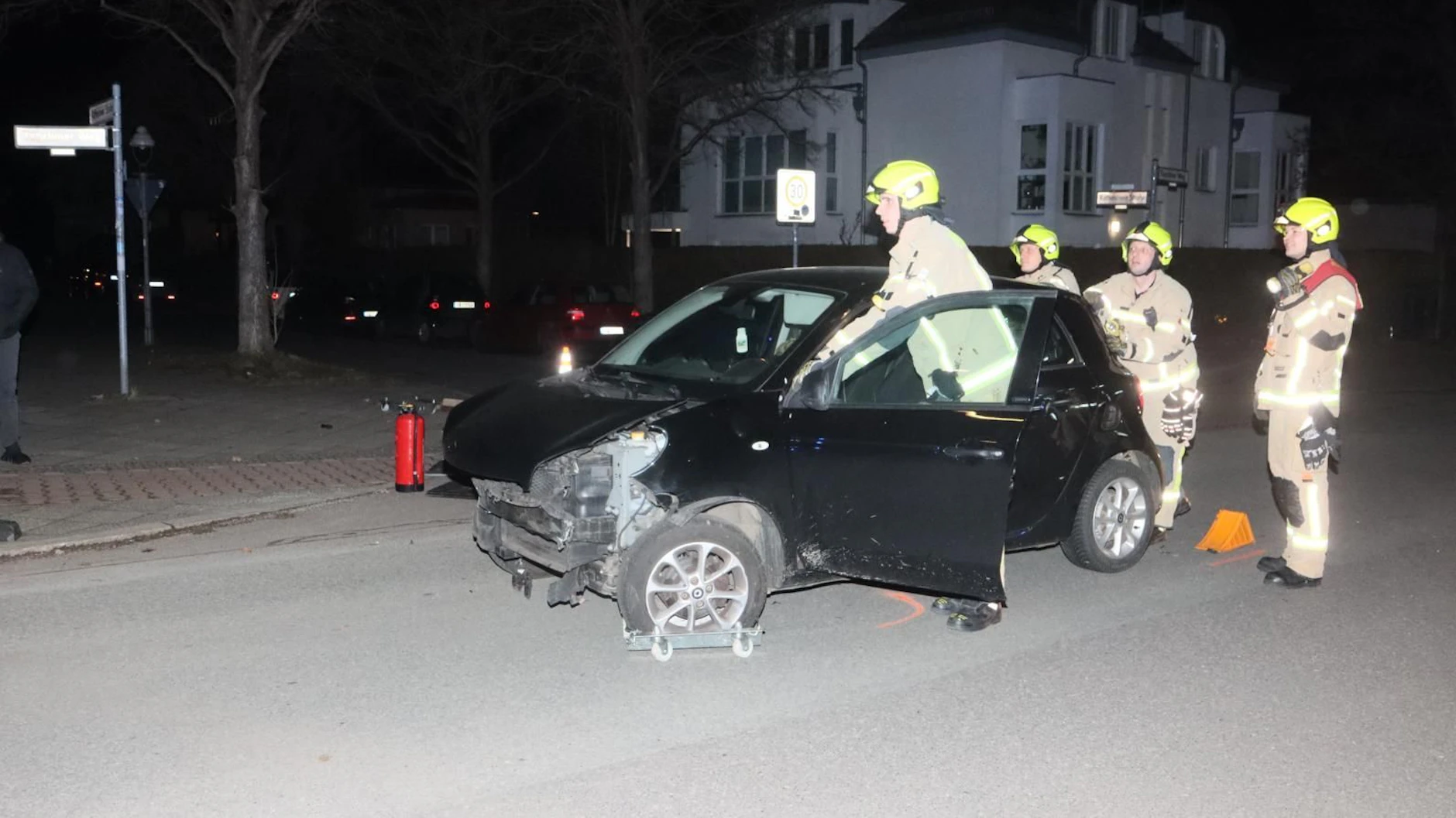 In Berlin-Lichtenrade krachte dieser Smart Forfour in einen VW Golf, der auf einer Kreuzung wenden wollte.