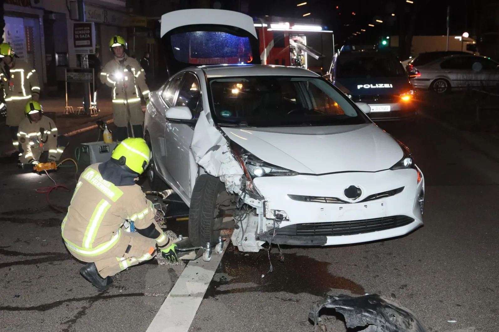 Die Folge eines Radiosender-Wechsels: Der Fahrer eines Toyota Prius verlor auf der Sonnenallee die Kontrolle über seinen Wagen. Die Feuerwehr musste das demolierte Auto von der Straße entfernen.