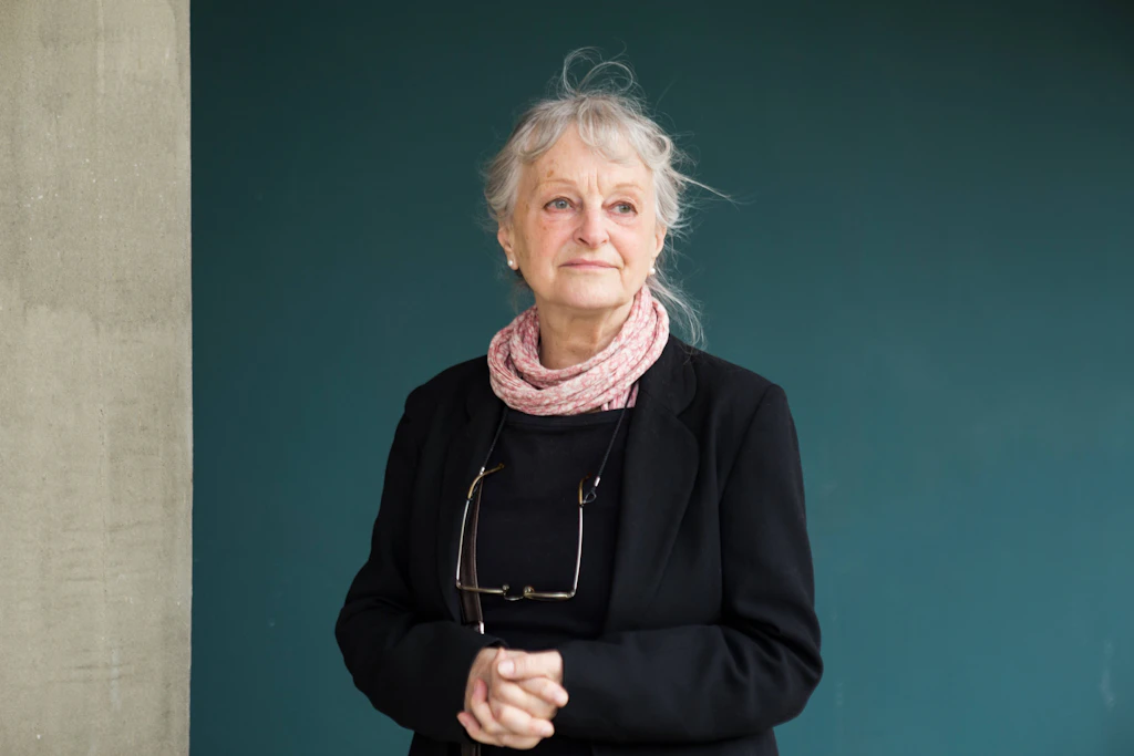 Helga Paris (1938–2024) schuf mit ihren Schwarz-Weiß-Fotografien eindringliche Stadt- und Alltagsporträts der DDR.
