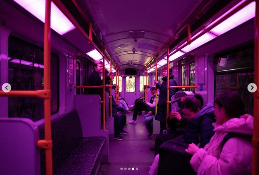 Illegale Kunstaktion: Berliner U2 fährt in Lila durch Berlin