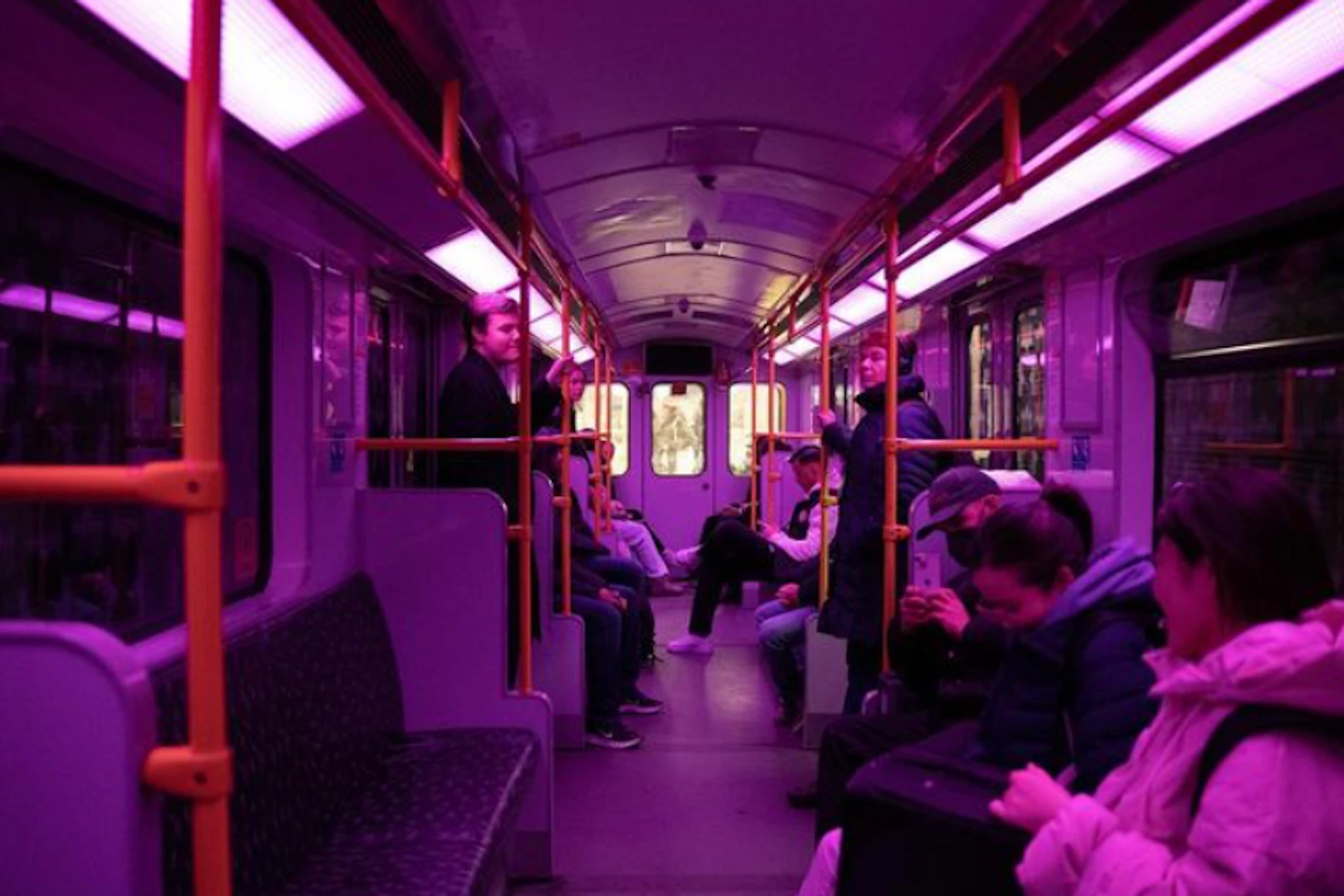 Der Purple Train 2024: Eine U2 fuhr ganz in Lila durch Prenzlauer Berg.