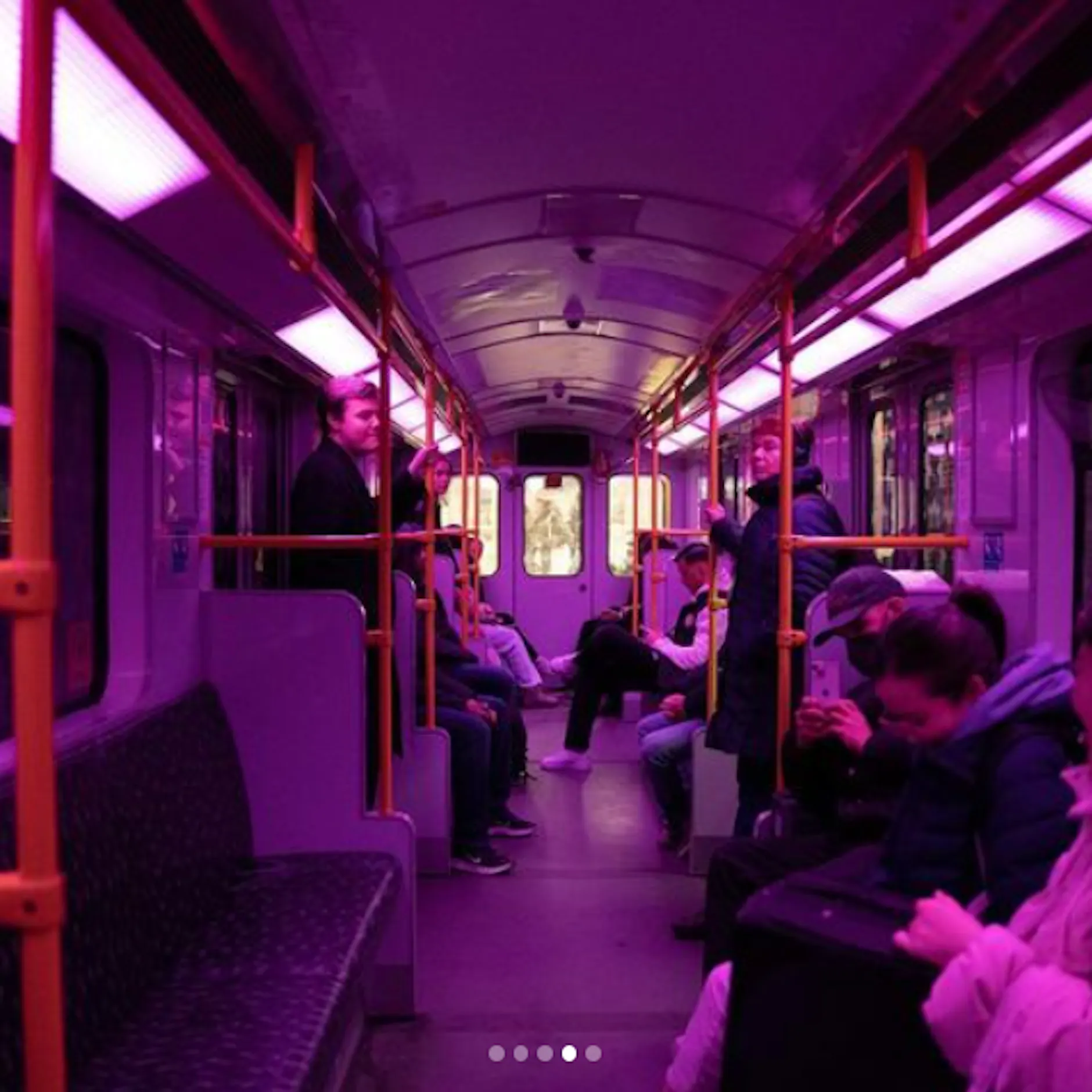 Illegale Kunstaktion: Berliner U2 fährt in Lila durch Berlin