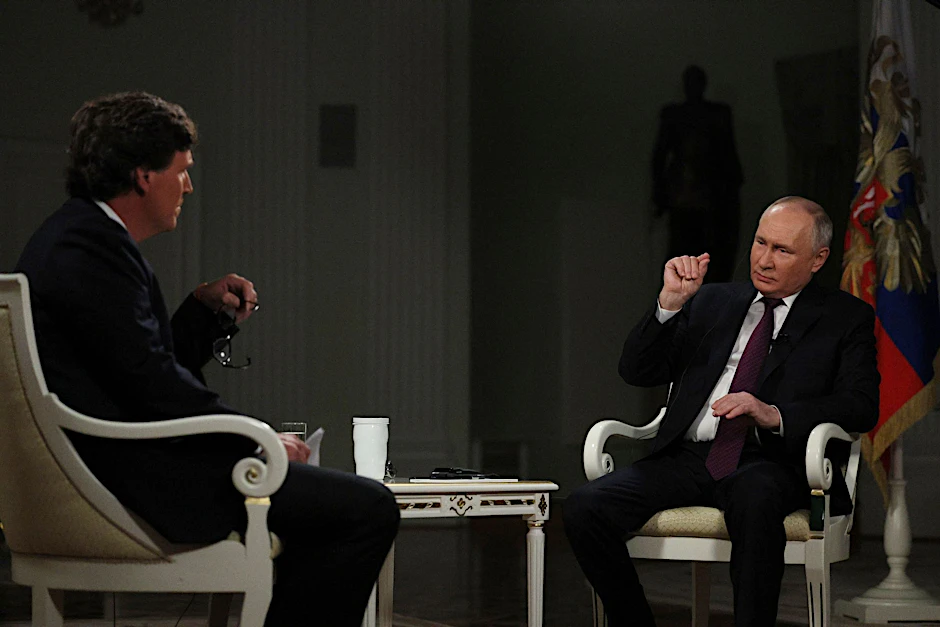 Wladimir Putin gab Tucker Carlson ein Interview. Für den Moderator war der Grund für das Gespräch vermeintliches Unwissen der amerikanischen Bürger über die Lage in der Ukraine.