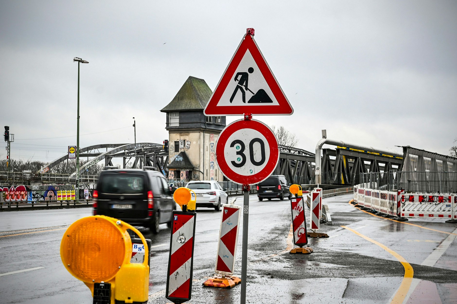 Die Bauarbeiten an der Elsenbrücke laufen schon eine ganze Weile. Nun geht es laut Verkehrssenatorin Ute Bonde voran.